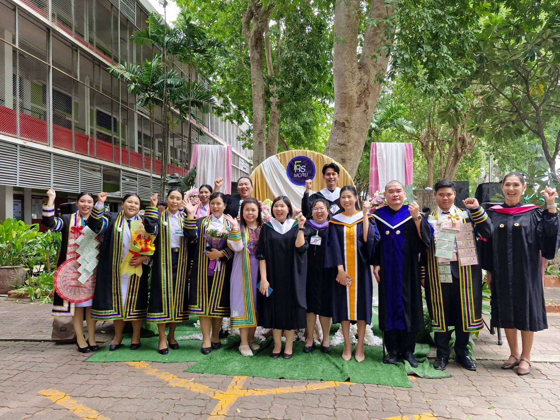 คณะมนุษยศาสตร์และสังคมศาสตร์ มหาวิทยาลัยราชภัฏหมู่บ้านจอมบึง ขอแสดงความยินดีอย่างยิ่งกับดุษฎีบัณฑิต มหาบัณฑิต บัณฑิต และบัณฑิตกิตติมศักดิ์ เนื่องในโอกาสเข้ารับ พระราชทานปริญญาบัตร ประจำปีการศึกษา 2567–2568
